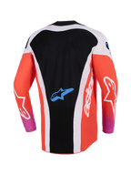 Alpinestars Techstar Knif Jersey 2026, koszulka motocrossowa, czarna i jaskrawopomarańczowa, widok z tyłu z przedłużonym tyłem, białe panele boczne, niebieskie logo Astar w dolnej części pleców, długie rękawy, wysokowydajna odzież wyścigowa