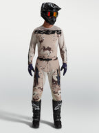 Alpinestars Racer Lone 2027, zestaw odzieży MX, piaskowy kamuflaż i czarny, lekka koszulka i spodnie o ergonomicznym kroju.