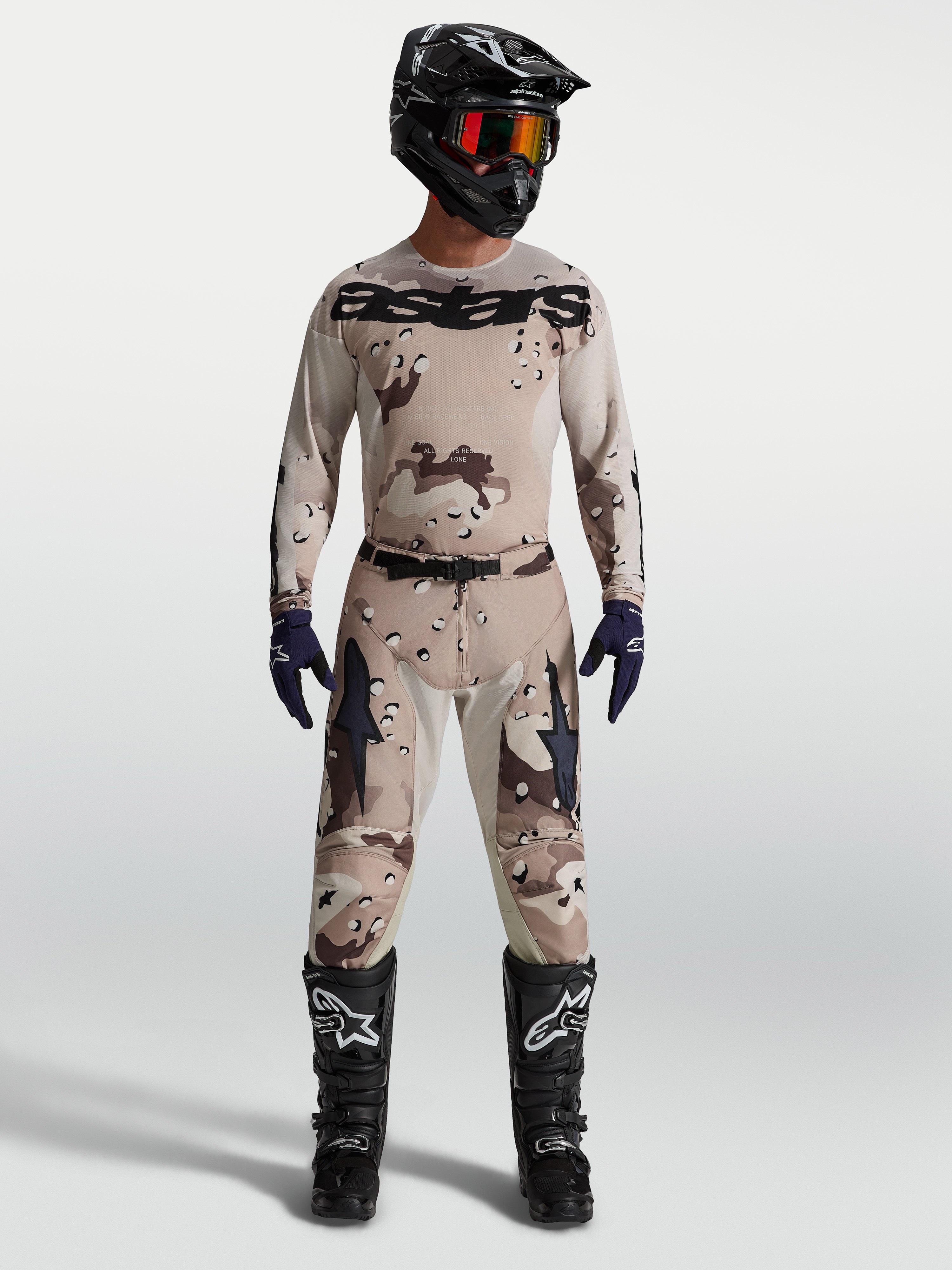 Alpinestars Racer Lone 2027, zestaw odzieży MX, piaskowy kamuflaż i czarny, lekka koszulka i spodnie o ergonomicznym kroju.