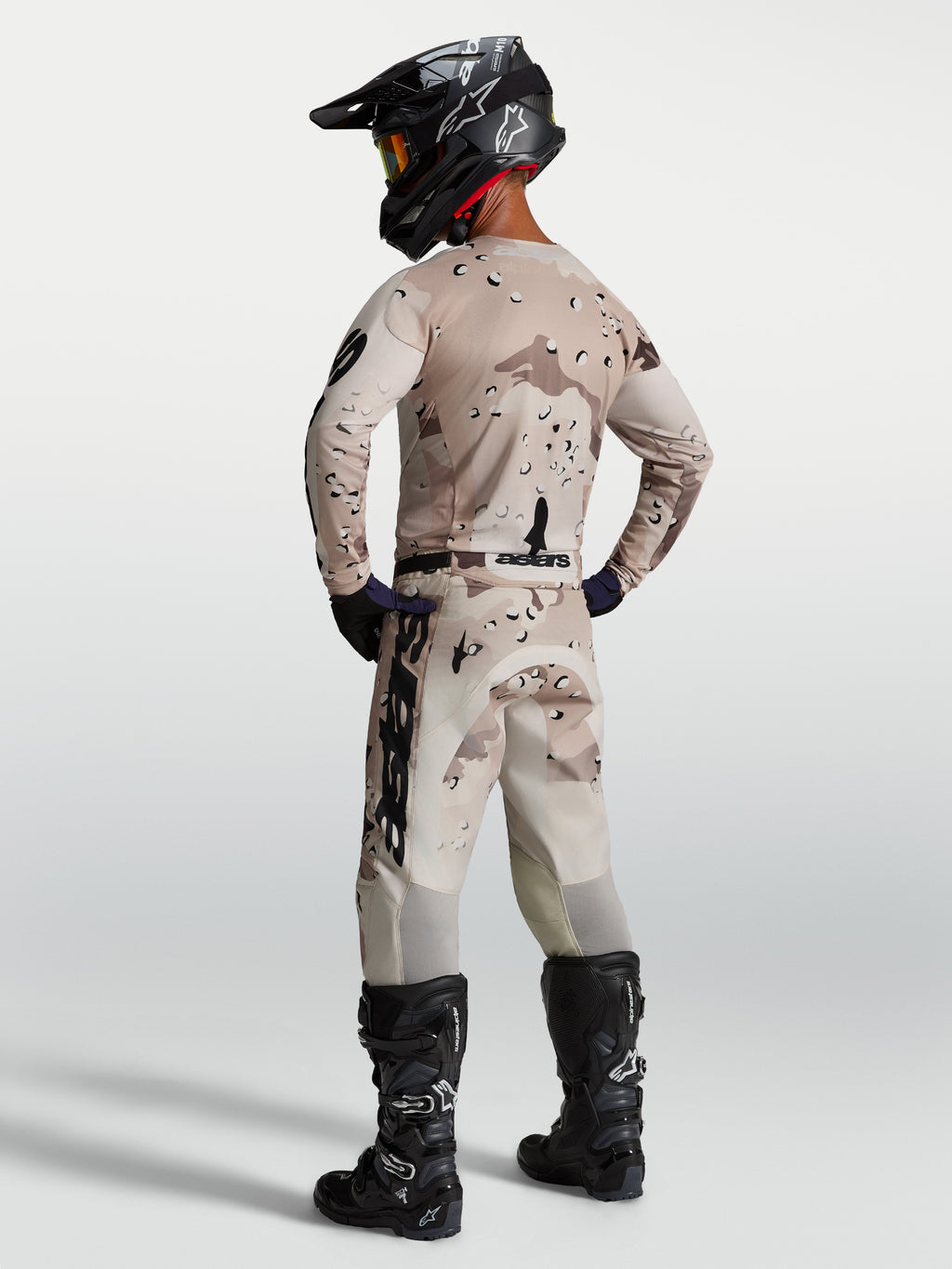 Alpinestars Koszulka Racer Lone, męska koszulka motocrossowa w pustynnym kamuflażu i kolorze czarnym, lekki materiał, widok od tyłu na modela.