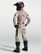 Alpinestars Koszulka Racer Lone, męska koszulka motocrossowa w pustynnym kamuflażu i kolorze czarnym, lekki materiał, widok od tyłu na modela.