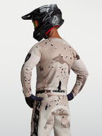 Alpinestars Racer Lone, męska koszulka motocrossowa, pustynne moro i czarna, widok od tyłu na modela, lekka i oddychająca konstrukcja z polifabryku o wyścigowym kroju.