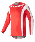 Alpinestars 2023 Techstar Arch Jersey, koszulka motocrossowa, czerwona i biała, biały napis Alpinestars na klatce piersiowej, perforowana tkanina sportowa, długie rękawy z białymi akcentami, sportowy design do wyścigów off-road