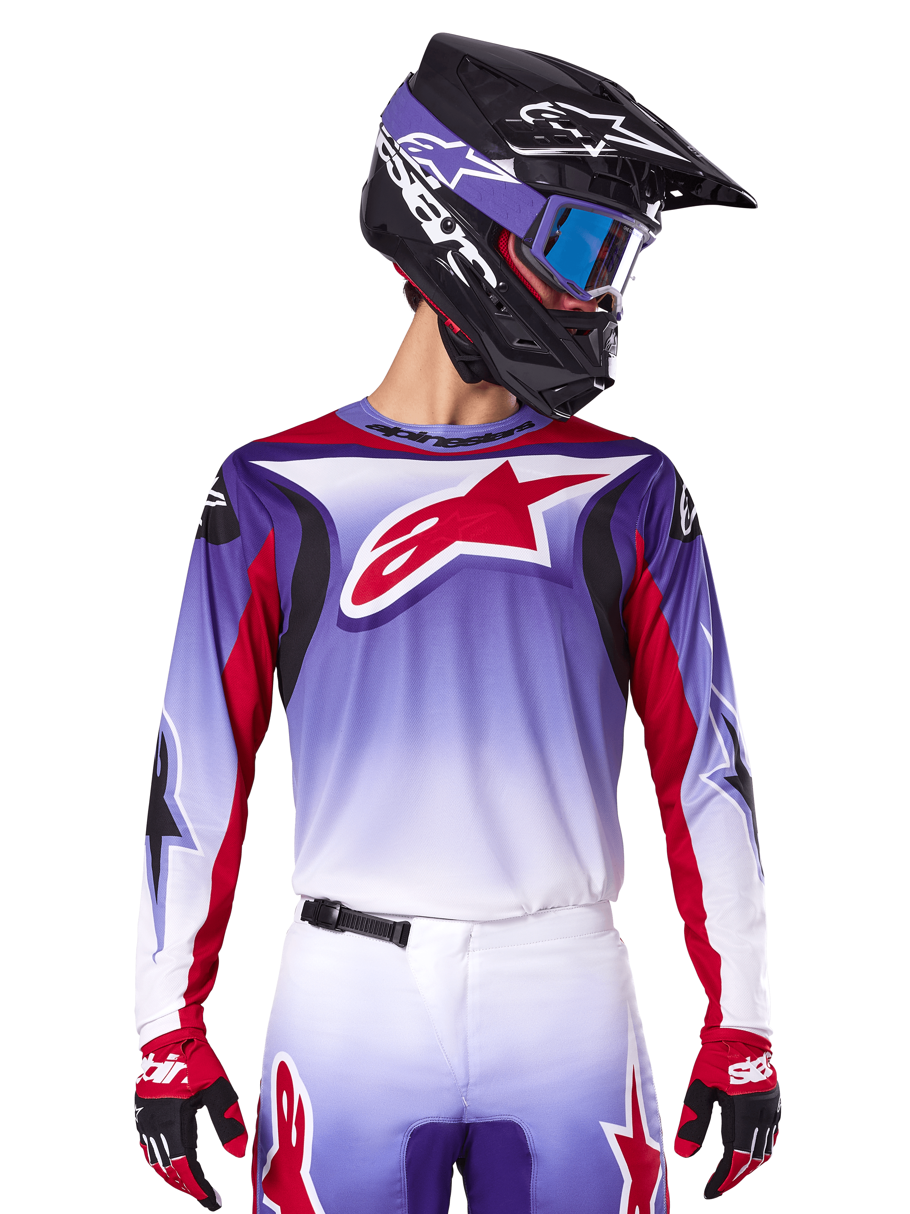 Alpinestars 2025 Fluid Wurx Jersey, koszulka motocrossowa, fioletowo-biały gradient, czerwone logo z gwiazdą i akcenty, sportowy krój, noszona z pasującymi spodniami, czarnym kaskiem i czerwonymi rękawicami