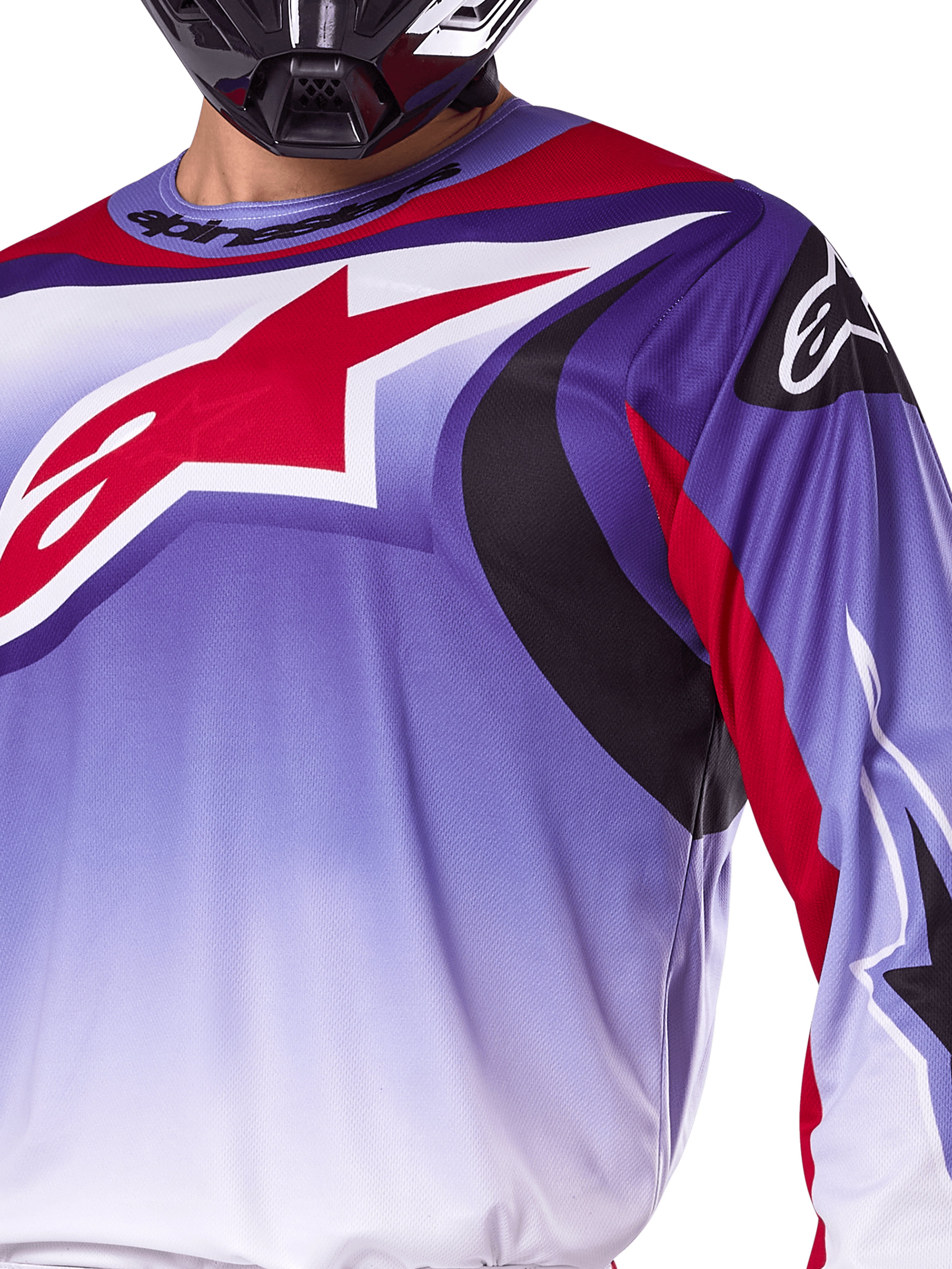 Alpinestars 2025 Fluid Wurx Jersey, koszulka motocrossowa, fioletowa z jaskrawoczerwonymi elementami, zbliżenie na zawodnika w koszulce z dużym czerwonym logo gwiazdy Alpinestars na piersi, czarne i czerwone zakrzywione akcenty graficzne, sportowy krój do wyścigów off-road
