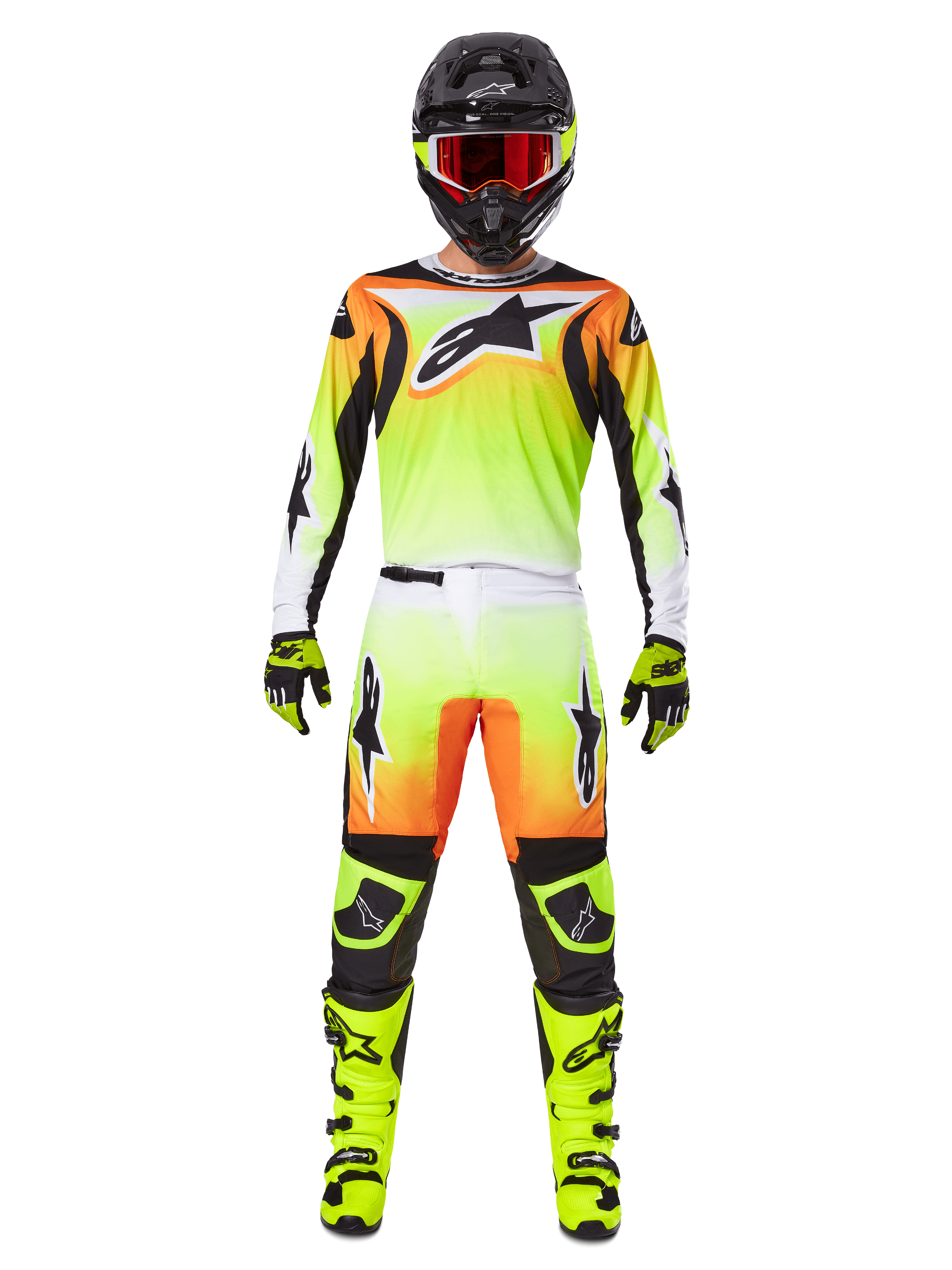 Zawodnik motocrossowy w pełnym stroju wyścigowym, zestaw Alpinestars 2025 Fluid Wurx, żółto-czarny z pomarańczowymi i białymi akcentami, koszulka z dużym logo z przodu, pasujące spodnie, czarny kask z goglami z czerwonymi szybkami, neonowożółte buty, profesjonalny komplet odzieży do wyścigów terenowych