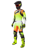 Zestaw Alpinestars 2025 Fluid Wurx, kompletny strój motocrossowy, gradient neonowy żółty i pomarańczowy, zestaw z koszulką i spodniami, czarny kask z pomarańczowymi goglami, neonowe żółte buty i rękawice, sportowy design do jazdy terenowej