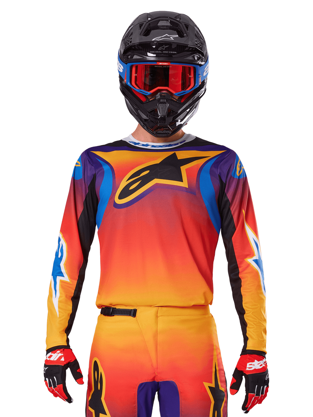 Alpinestars 2025 Fluid Wurx Jersey, wielokolorowa koszulka motocrossowa z pomarańczowo-czerwonym gradientem i fioletowymi akcentami, noszona z pasującym kompletem, czarny kask z niebiesko-czerwonymi goglami i czerwone rękawice, z dużym czarnym logo gwiazdy na piersi.