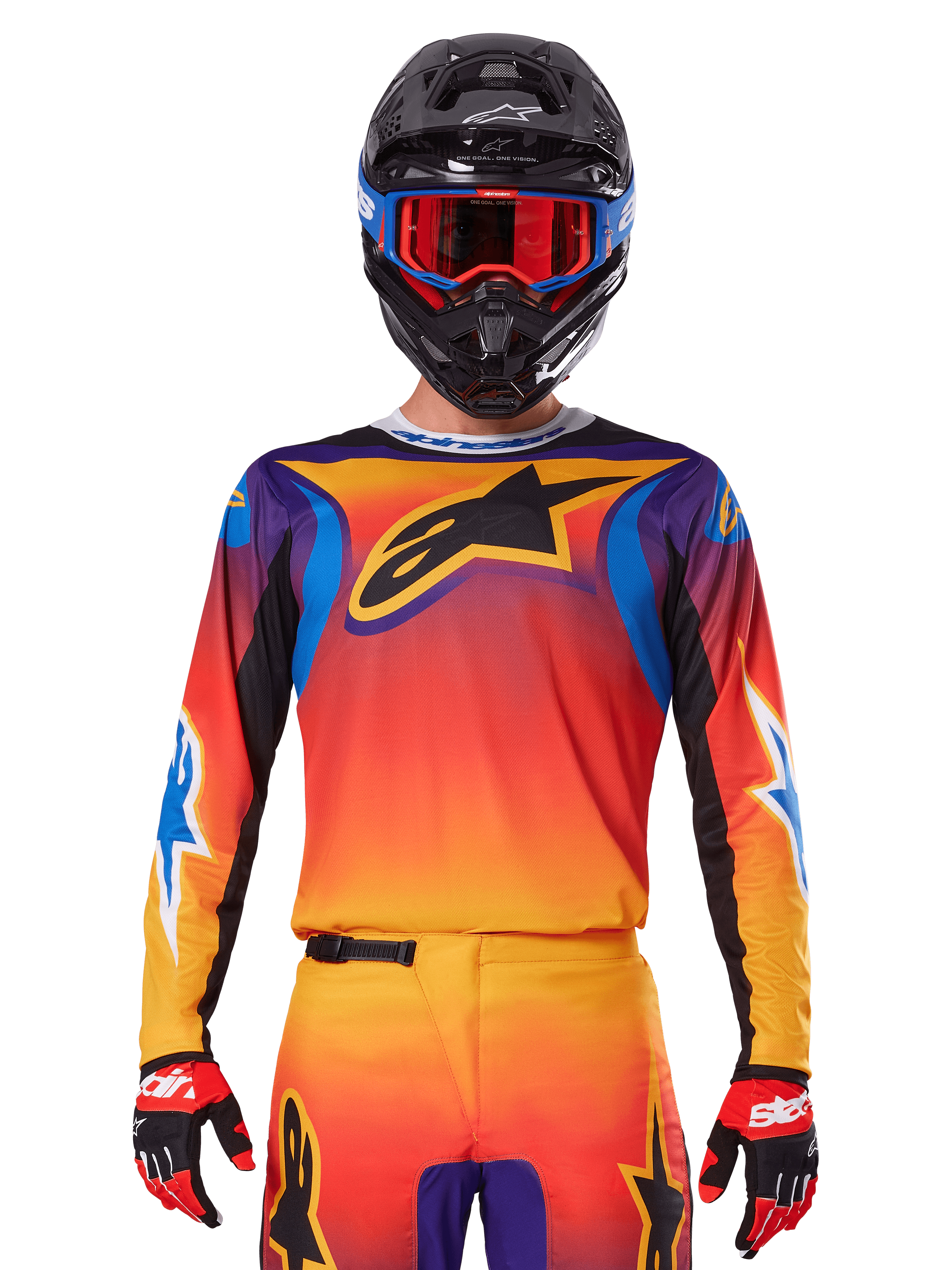 Alpinestars 2025 Fluid Wurx Jersey, wielokolorowa koszulka motocrossowa z pomarańczowo-czerwonym gradientem i fioletowymi akcentami, noszona z pasującym kompletem, czarny kask z niebiesko-czerwonymi goglami i czerwone rękawice, z dużym czarnym logo gwiazdy na piersi.
