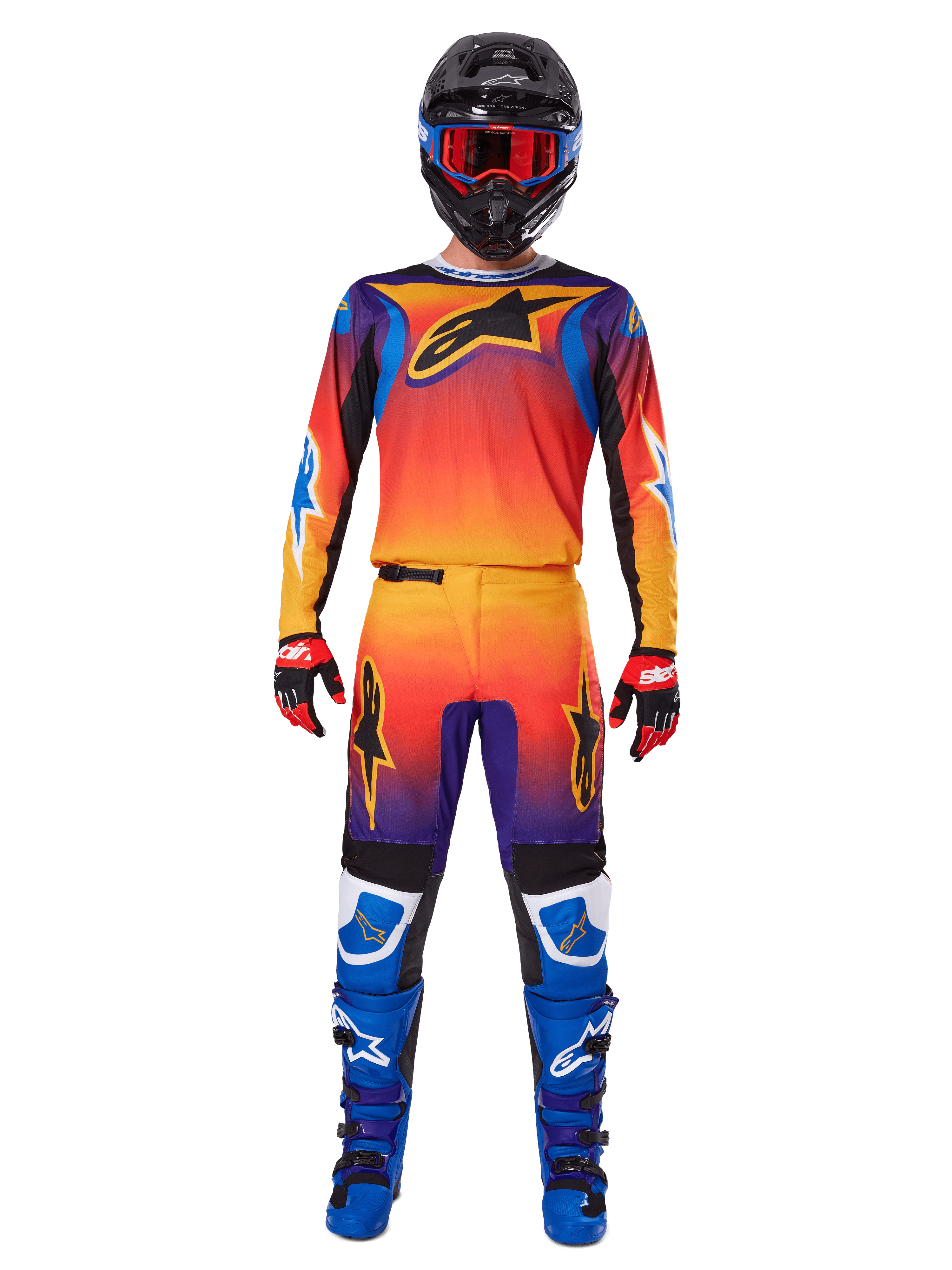 Jeździec motocrossowy w zestawie Alpinestars 2025 Fluid Wurx, jaskrawy pomarańczowy, żółty i niebieski gradient na koszulce i spodniach, czarne logo Alpinestars, niebieskie buty wyścigowe, czerwono-czarne rękawice oraz czarny kask z czerwonymi goglami, kompletny dopasowany strój do wyścigów terenowych