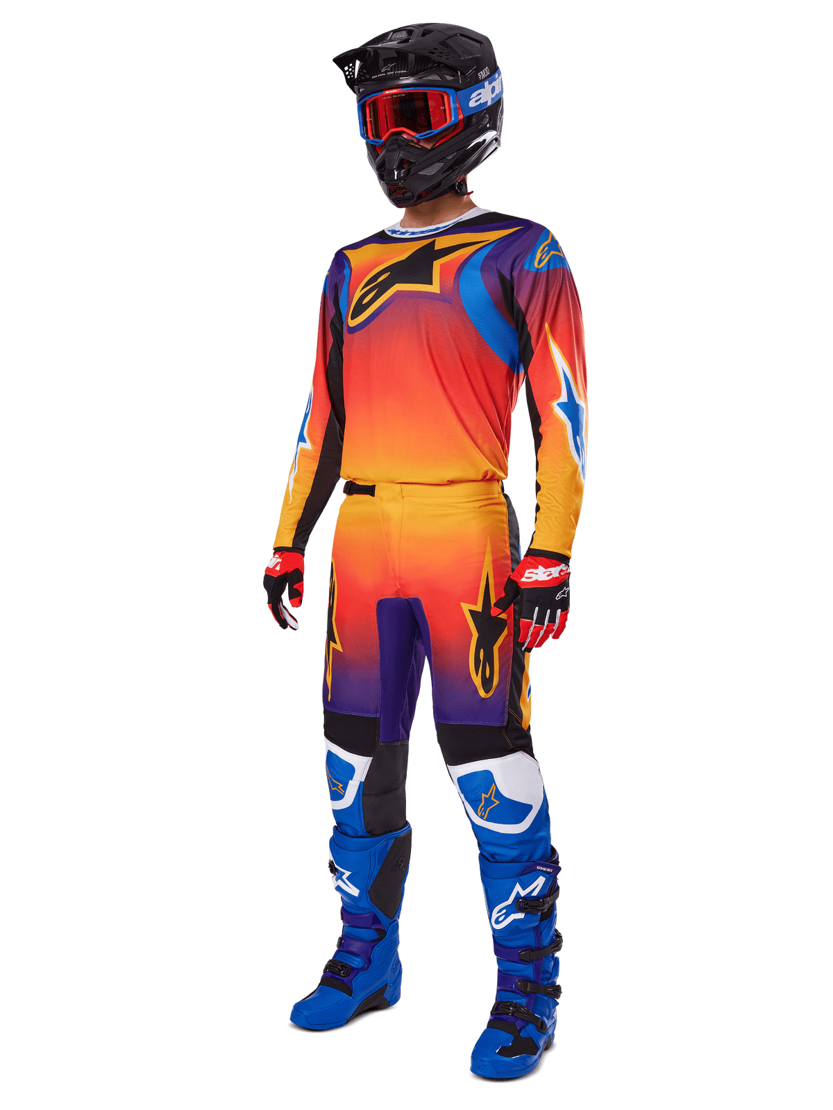 Zestaw Alpinestars 2025 Fluid Wurx, koszulka i spodnie motocrossowe z pomarańczowo-czerwono-fioletowym gradientem i niebiesko-żółtymi wzorami gwiazd, czarny kask, czerwone gogle, czerwono-czarne rękawice i niebieskie buty, odzież wyścigowa o wysokiej widoczności
