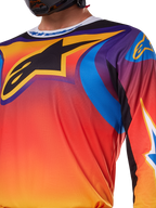 Alpinestars 2025 Fluid Wurx Jersey, wielokolorowy biało-pomarańczowy design, koszulka motocrossowa z długim rękawem, swobodny krój sportowy, odprowadzająca wilgoć polifabryka zapewniająca wydajność w terenie