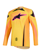 Alpinestars Techstar Nomur Jersey 2026, koszulka motocrossowa w kolorze pomarańczowym, żółtym i różowym, z wyraźnym różowo-czarnym logo gwiazdy Alpinestars na piersi, atletyczny krój wyścigowy, długi rękaw, wyczynowa odzież off-road