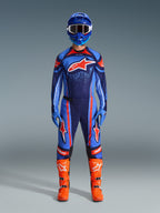 Alpinestars 2026 Techstar Nomur Gear Set, strój motocrossowy, granatowy, pomarańczowy i niebieski UCLA, kompletny zestaw do jazdy z niebieskim kaskiem, dopasowaną koszulką i spodniami, niebieskimi rękawicami i jaskrawopomarańczowymi butami, logo gwiazdy, wyczynowa ochrona terenowa