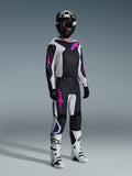 Alpinestars 2026 Fluid Grid Gear Set, motocyklista motocrossowy w czarno-białej bluzie i spodniach z różowymi i niebieskimi akcentami, czarny kask, czarne rękawice i białe buty, kompletny zestaw wyścigowy na szarym tle