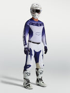 Alpinestars Racer Air Amber, niebiesko-biała koszulka i zestaw MX na modelu, lekka i przewiewna konstrukcja z siatki.