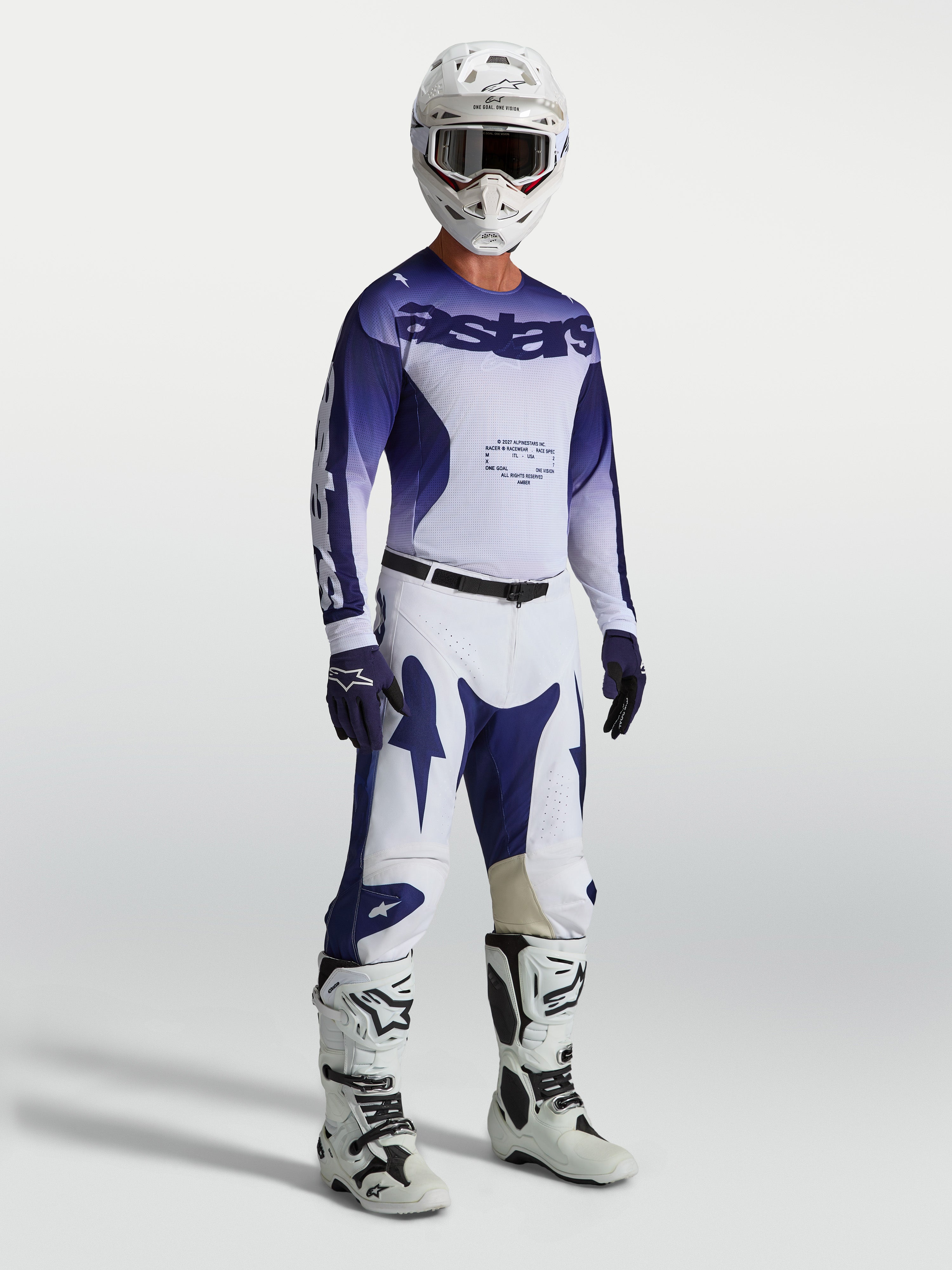 Alpinestars Racer Air Amber, niebiesko-biała koszulka i zestaw MX na modelu, lekka i przewiewna konstrukcja z siatki.