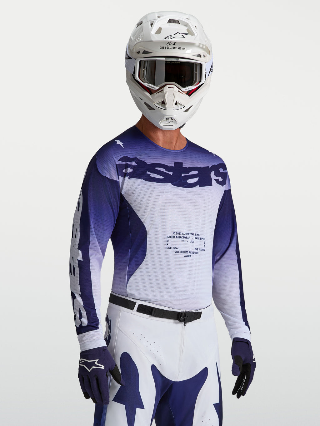 Alpinestars koszulka Racer Air Amber, męska koszulka motocrossowa, niebieska i biała, przewiewna siatka zapewniająca wysoki przepływ powietrza, na modelu w kasku i rękawicach