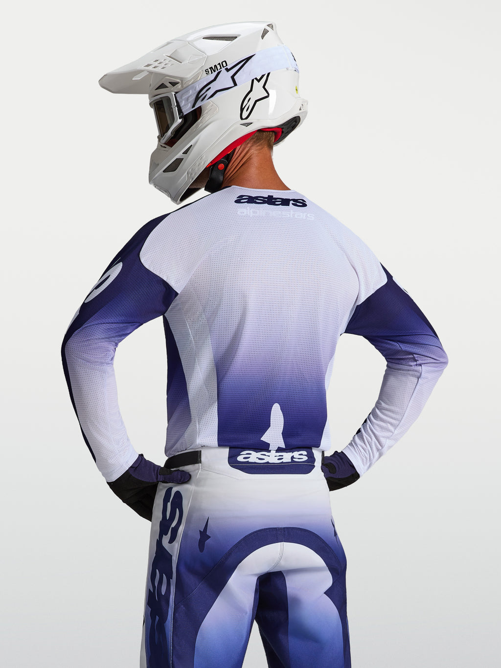 Alpinestars Racer Air Amber, męska koszulka motocrossowa, niebieska i biała, widok z tyłu z wentylowaną konstrukcją z siatki
