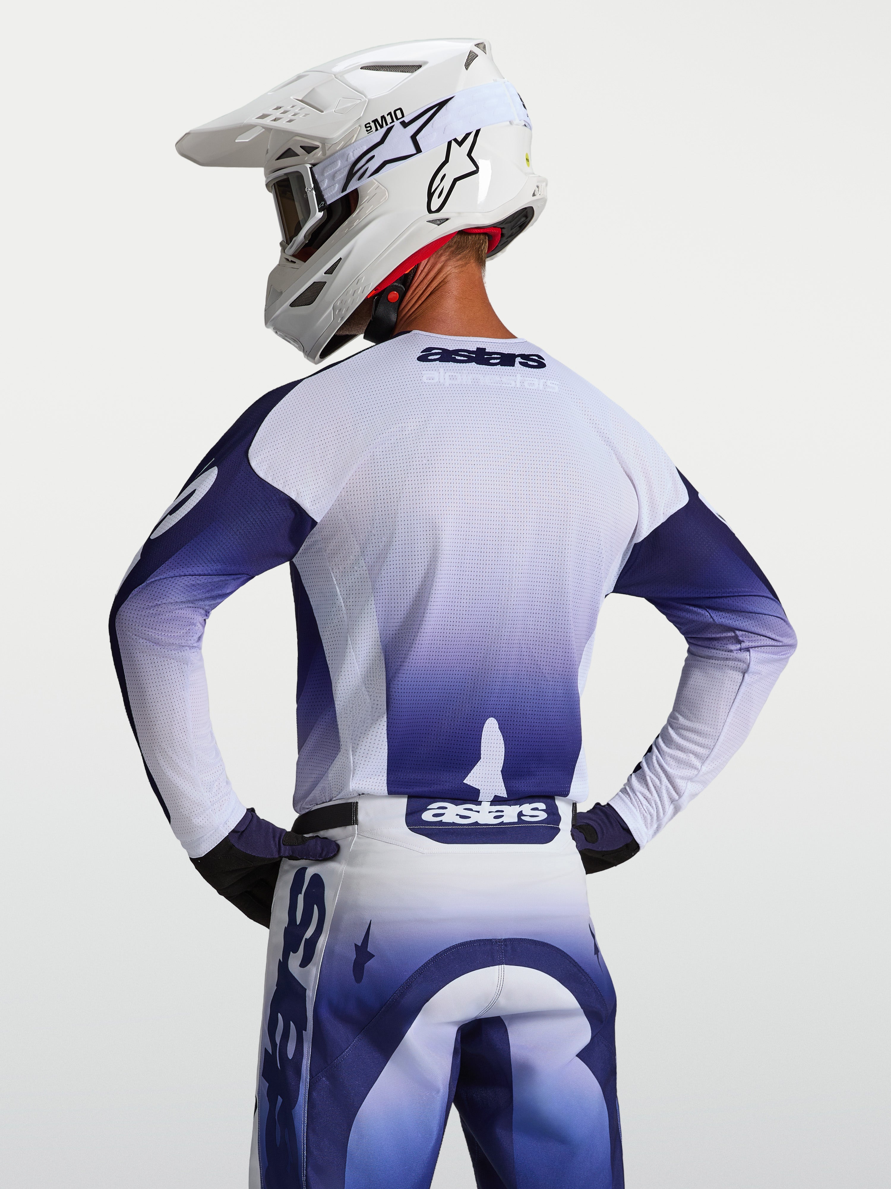 Alpinestars Racer Air Amber, męska koszulka motocrossowa, niebieska i biała, widok z tyłu z wentylowaną konstrukcją z siatki