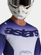 Alpinestars koszulka Racer Air Amber, niebieska i biała, siatkowa koszulka motocrossowa z logo Astars, ujęcie na modelu.