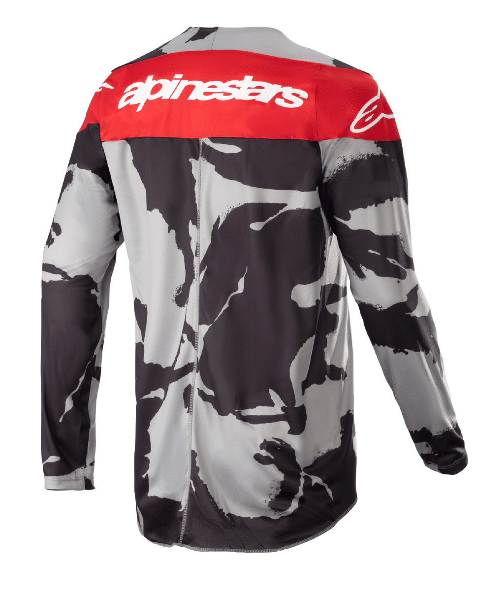 Alpinestars 2023 Racer Tactical Jersey, koszulka motocrossowa, Cast Gray Camo i Mars Red, widok z tyłu z czerwonym górnym panelem, białym logo Alpinestars i szaro-czarnym wzorem kamuflażu, lekka odzież wyczynowa off-road