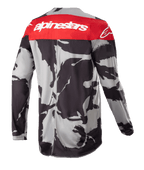 Alpinestars 2023 Racer Tactical Jersey, koszulka motocrossowa, Cast Gray Camo i Mars Red, widok z tyłu z czerwonym górnym panelem, białym logo Alpinestars i szaro-czarnym wzorem kamuflażu, lekka odzież wyczynowa off-road