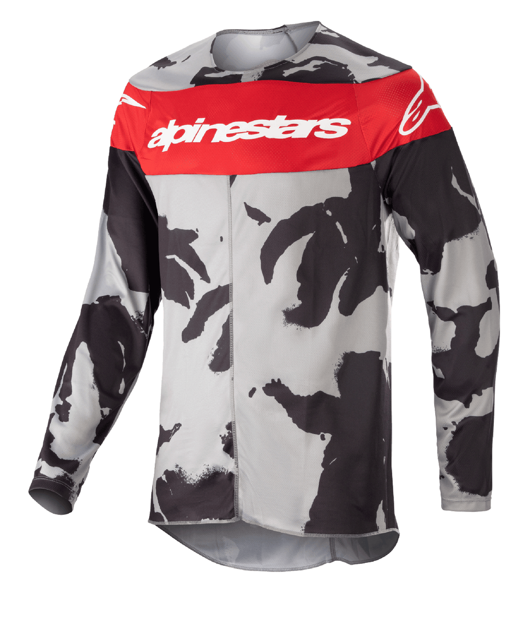 Koszulka Alpinestars Racer Tactical 2023, koszulka motocrossowa, barwy Cast Gray Camo i Mars Red, wyraźny czerwony pas na piersi z białym brandingiem Alpinestars, czarno-szary wzór kamuflażu, techniczna odzież z długim rękawem do jazdy terenowej