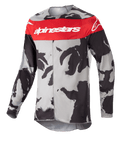 Koszulka Alpinestars Racer Tactical 2023, koszulka motocrossowa, barwy Cast Gray Camo i Mars Red, wyraźny czerwony pas na piersi z białym brandingiem Alpinestars, czarno-szary wzór kamuflażu, techniczna odzież z długim rękawem do jazdy terenowej