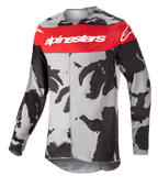Koszulka Alpinestars Racer Tactical 2023, koszulka motocrossowa, barwy Cast Gray Camo i Mars Red, wyraźny czerwony pas na piersi z białym brandingiem Alpinestars, czarno-szary wzór kamuflażu, techniczna odzież z długim rękawem do jazdy terenowej