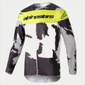 Alpinestars 2023 Racer Tactical Jersey, koszulka motocrossowa, szary kamuflaż i żółty fluorescencyjny, szaro-czarny wzór moro z jaskrawożółtym panelem na piersi i logo Alpinestars, wytrzymała odzież wyczynowa z długim rękawem do jazdy off-road