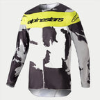 Alpinestars 2023 Racer Tactical Jersey, koszulka motocrossowa, szary kamuflaż i żółty fluorescencyjny, szaro-czarny wzór moro z jaskrawożółtym panelem na piersi i logo Alpinestars, wytrzymała odzież wyczynowa z długim rękawem do jazdy off-road