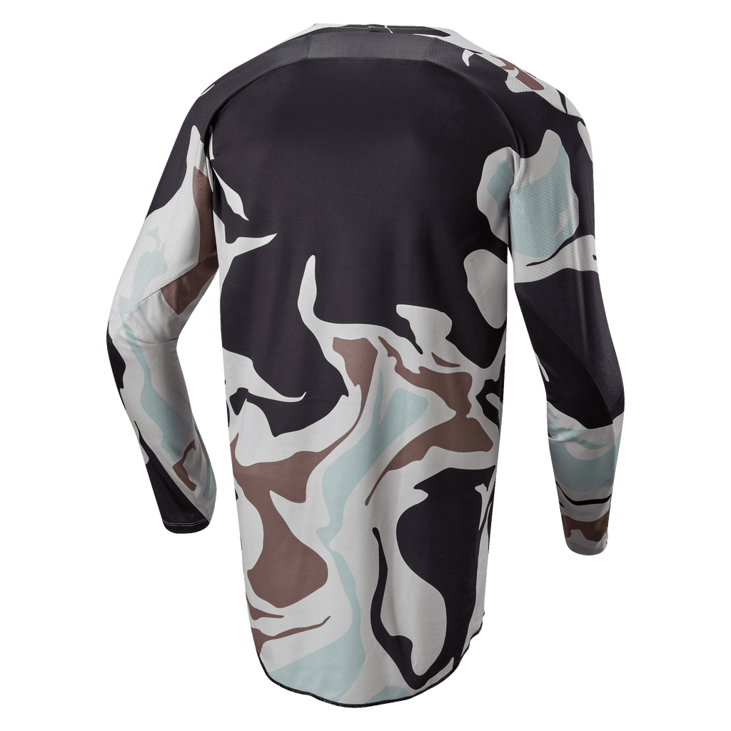 Alpinestars 2024 Racer Tactical Jersey, Iron Camo Dust Gray, widok z tyłu koszulki motocrossowej z długim rękawem, wzór kamuflażu w kolorach szarym, czarnym, jasnoniebieskim i beżowym, wydłużony tył dla lepszej osłony.