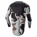 Alpinestars 2024 Racer Tactical Jersey, Iron Camo Dust Gray, widok z tyłu koszulki motocrossowej z długim rękawem, wzór kamuflażu w kolorach szarym, czarnym, jasnoniebieskim i beżowym, wydłużony tył dla lepszej osłony.