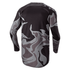 Alpinestars 2024 Racer Tactical Jersey, koszulka motocrossowa, Cast Gray Camo Magnet, widok z tyłu pokazujący szaro-czarny wzór kamuflażu, oddychający materiał oraz przedłużony tył zapewniający osłonę