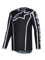 Alpinestars 2026 Fluid Apex Jersey, koszulka motocrossowa, czarna z białymi akcentami, duże białe logo na piersi, białe wykończenia wzdłuż szwów, techniczny materiał poliestrowy z długim rękawem do wyścigów off-road