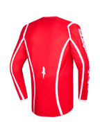 Alpinestars 2026 Fluid Apex Jersey, czerwono-biała, widok z tyłu koszulki motocrossowej z długim rękawem z białymi zakrzywionymi liniami, logo gwiazdy na dole i białym napisem Alpinestars na rękawach, przeznaczona do wyścigów terenowych