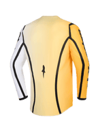 Alpinestars 2026 Fluid Apex Jersey, koszulka motocrossowa, żółto-biało-czarna, widok z tyłu z czarnymi akcentami lamówek, jeden biały i jeden żółty rękaw, przedłużony tył dla lepszej osłony podczas jazdy off-road