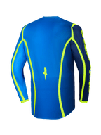 Alpinestars 2026 Fluid Apex Jersey, koszulka motocrossowa, niebieska i żółta neonowa, widok z tyłu z neonowożółtymi liniami graficznymi i przedłużonym tyłem, lekka i oddychająca odzież off-road