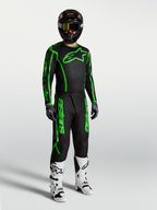 Alpinestars koszulka Fluid Apex V2, męska odzież motocrossowa, czarno-zielona fluo, na modelu z butami i spodniami.