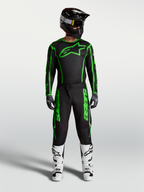 Męski zestaw Alpinestars Fluid Apex V2, czarno-zielona koszulka i spodnie motocrossowe oraz białe buty.