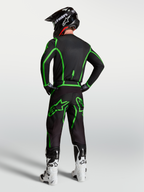 Spodnie Alpinestars Fluid Apex V2, męskie spodnie motocrossowe, czarne i zielone fluo, ergonomiczny krój zaprezentowany w pełnym zestawie odzieży, widok od tyłu.