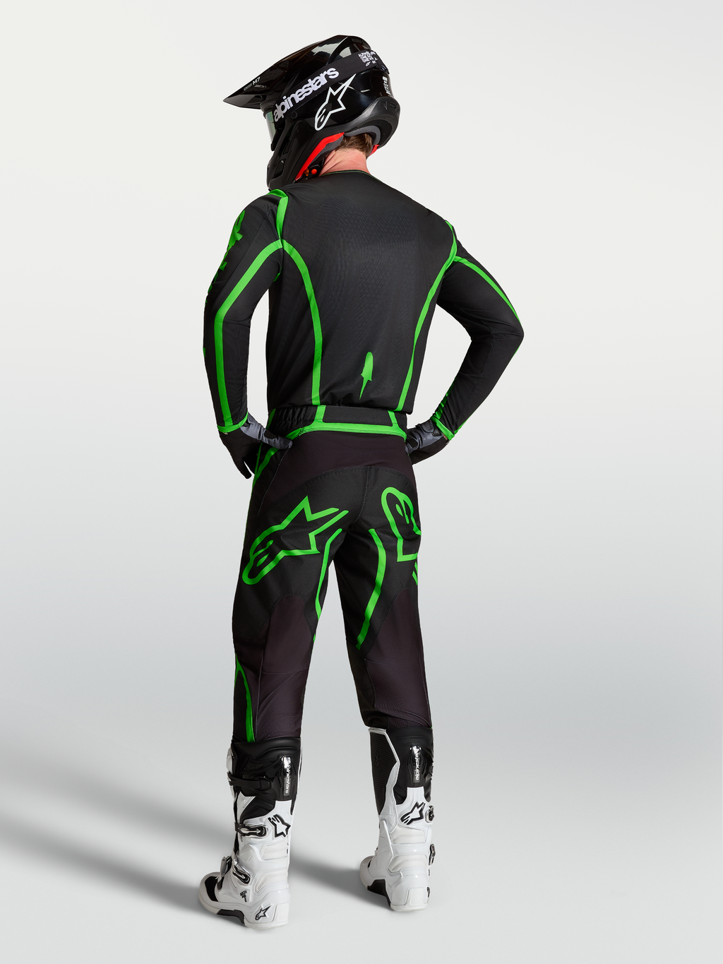 Koszulka Alpinestars Fluid Apex V2, męska odzież motocrossowa, czarna i zielona fluo, widok z tyłu na modelu.