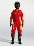 Alpinestars Koszulka Fluid Apex V2 i Fluid Apex V2 Gear Set, męska odzież motocrossowa, czerwona i złota, na modelu.