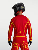 Alpinestars Fluid Apex V2, męska koszulka motocrossowa, czerwona i złota, tył, ergonomiczny krój, oddychający materiał.