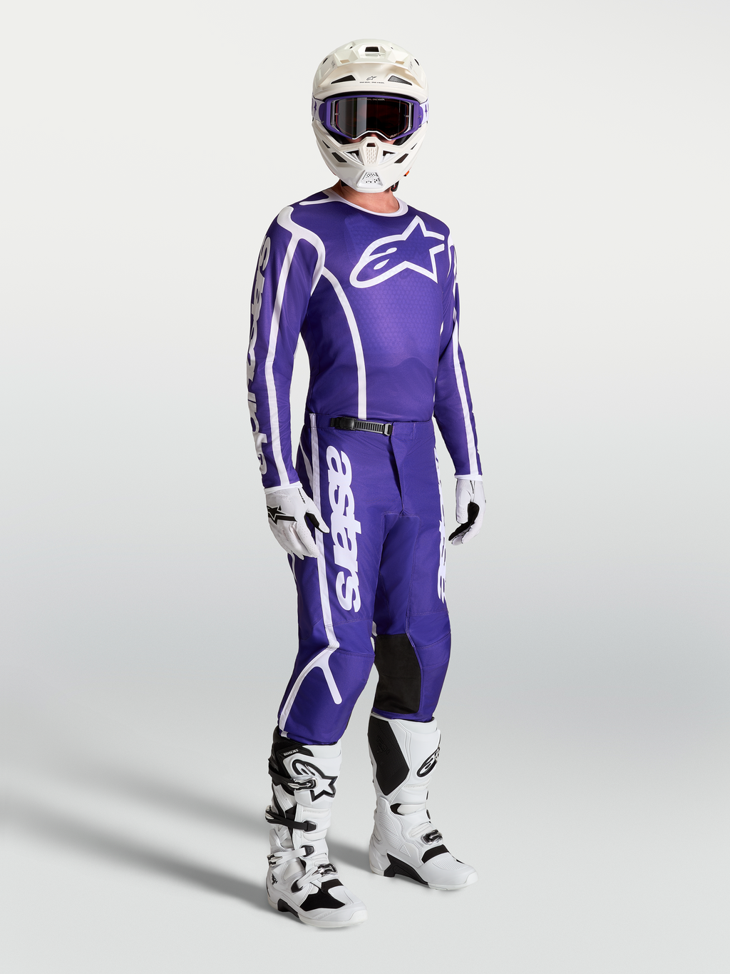 Alpinestars Koszulka Fluid Apex V2 i spodnie, niebieski i biały zestaw motocrossowy na modelu z kaskiem i butami