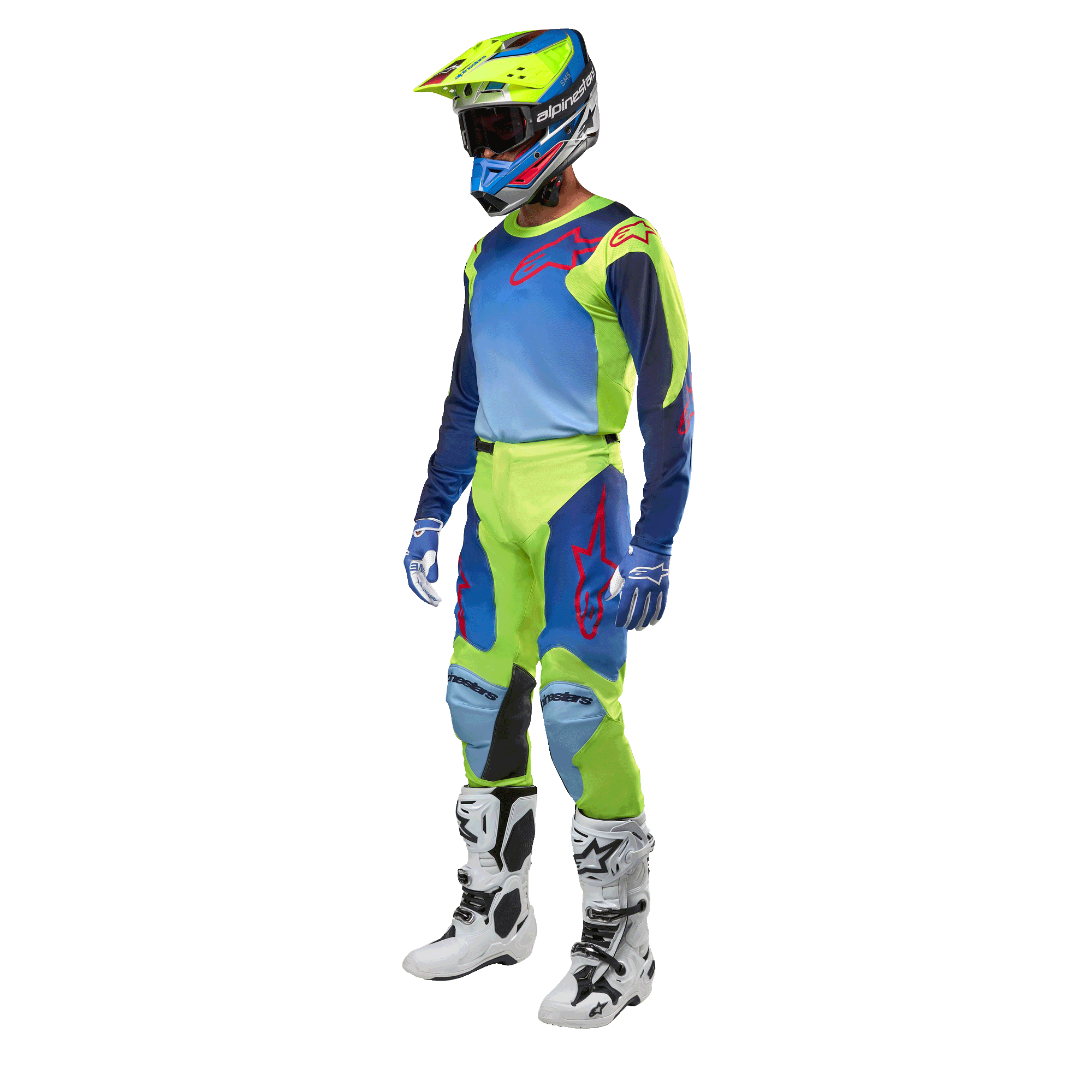 Alpinestars 2024 Racer Hoen Jersey, koszulka motocrossowa, żółta fluorescencyjna i granatowa, noszona przez motocyklistę z dopasowanymi spodniami, kaskiem i białymi butami, profesjonalny sprzęt wyścigowy do jazdy terenowej