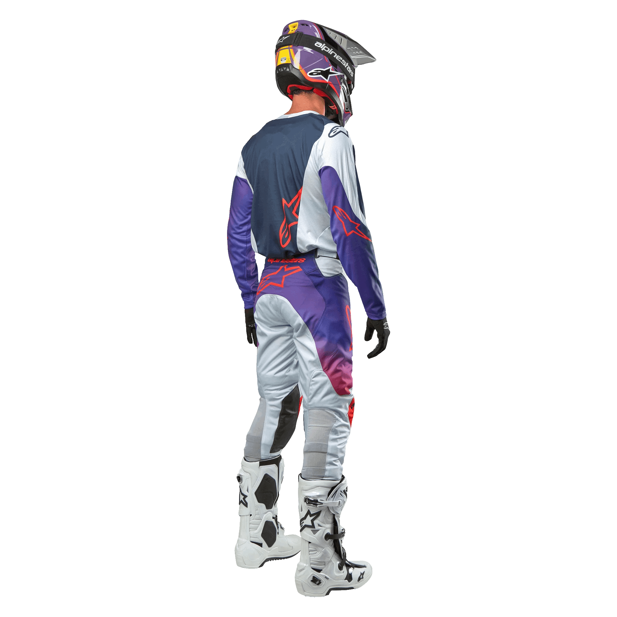 Alpinestars 2024 Racer Hoen Pants, spodnie motocrossowe, jasnoszare z fioletowymi i pomarańczowymi akcentami, widok od tyłu, logo gwiazdy na siedzeniu, sportowy krój, białe buty motocyklowe i kask