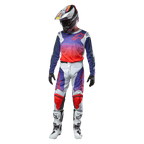 Zawodnik motocrossowy w kompletnym stroju wyścigowym, koszulka Alpinestars 2024 Racer Hoen z gradientem od fioletu do jaskrawego pomarańczu i jasnoszarymi ramionami, pasujące jasnoszare spodnie z czerwonymi i fioletowymi akcentami, dopasowany kask i białe buty, pełny zestaw do wyścigów off-road