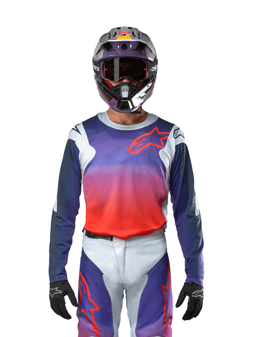 Alpinestars 2024 Racer Hoen Jersey w kolorze jasnoszarym, jaskrawym pomarańczowym i czarnym, koszulka motocrossowa noszona przez motocyklistę w kompletnym stroju, z żywym gradientem kolorów i logo gwiazdy Alpinestars na klatce piersiowej, zaprojektowana do jazdy w terenie